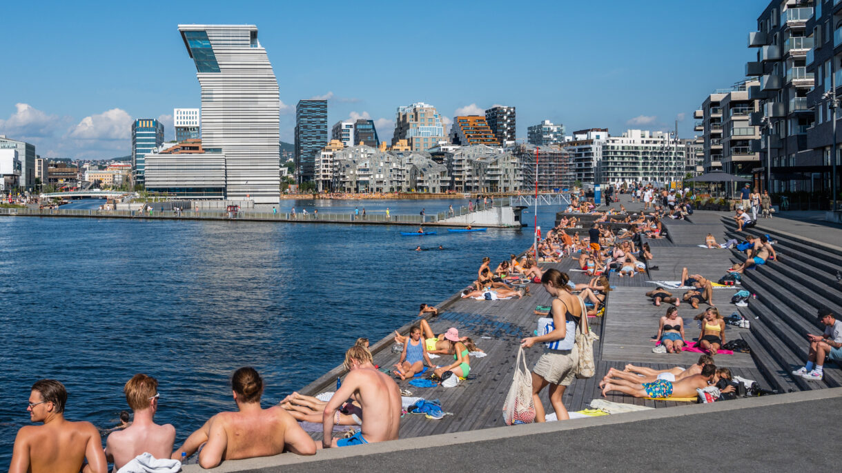 Bading på brygge. Munchmuseet i bakkant. Foto