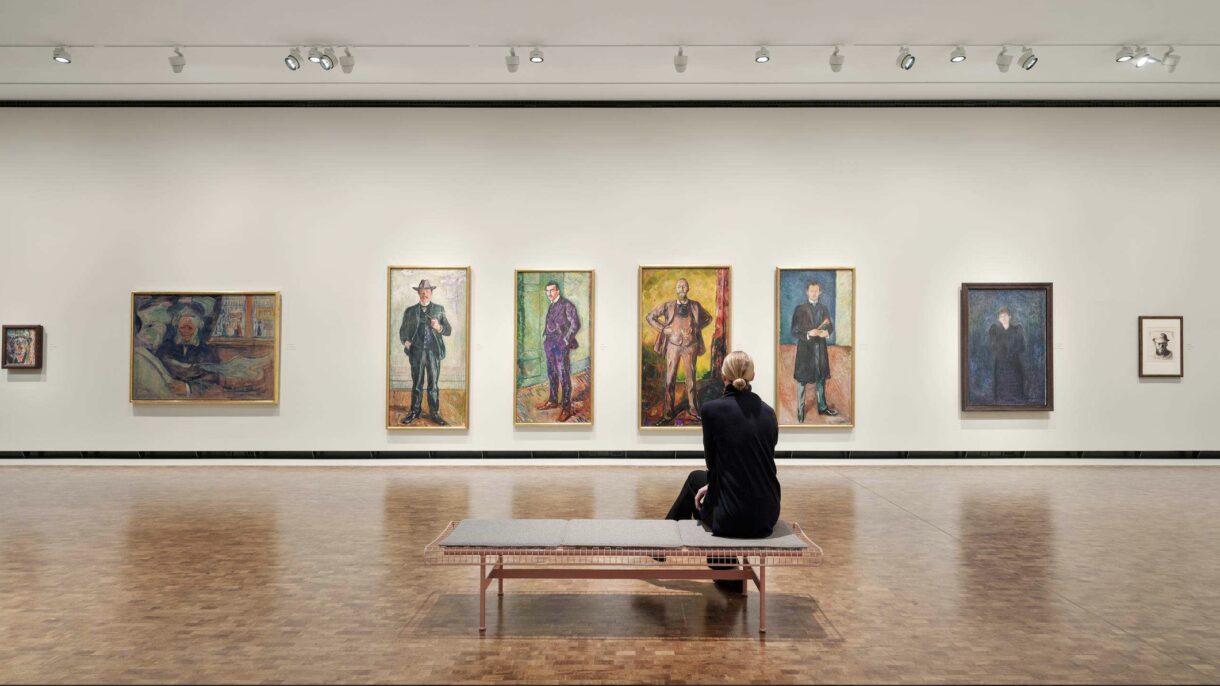 Utstillingsrom. Munch-bilder. Kvinne på benk som betrakter. Foto