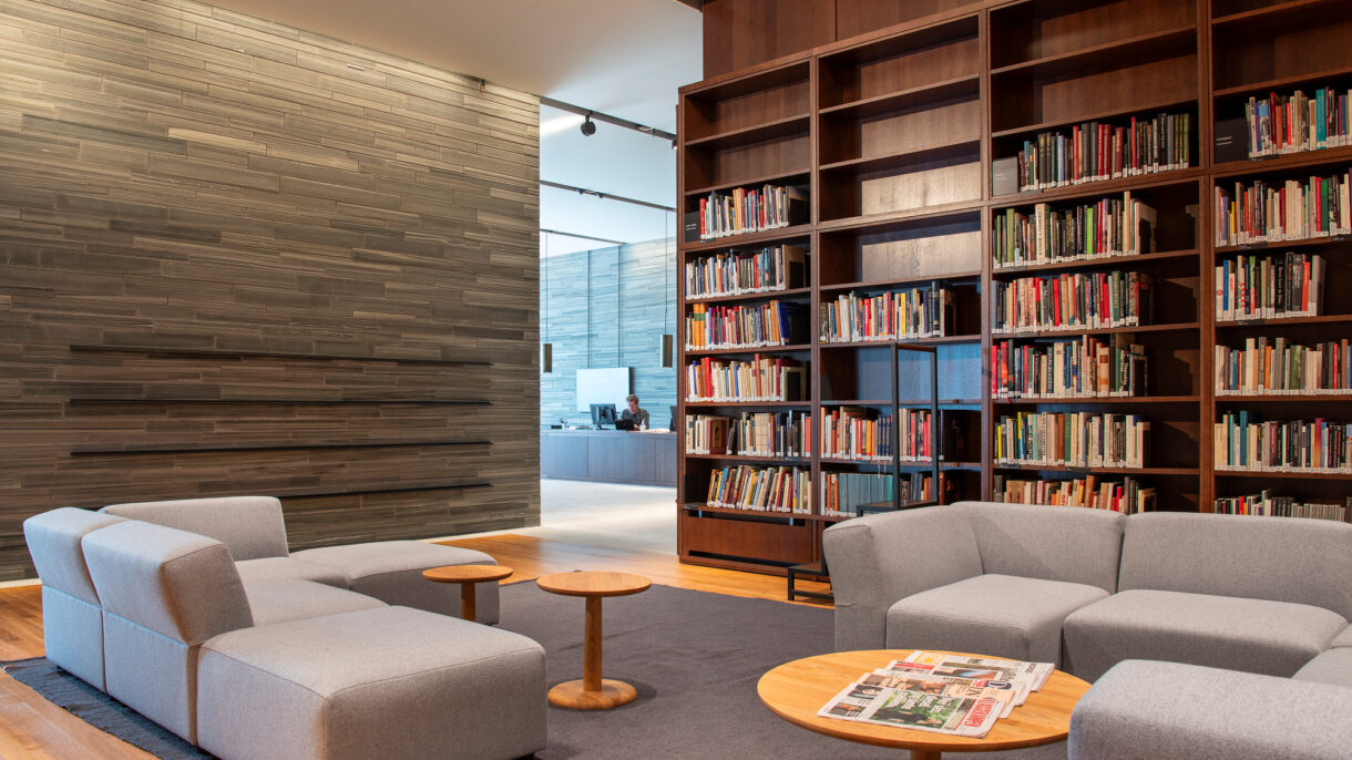 Lounge med sofa og bord i biblioteket