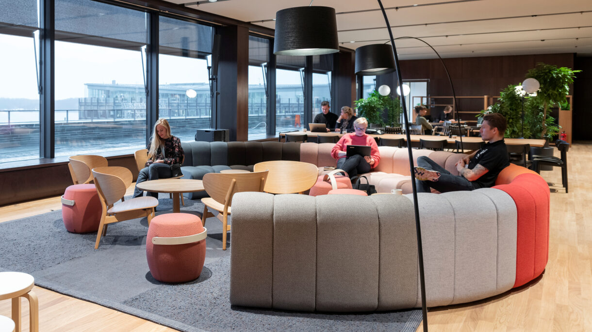 Sirkulær sofa. Folk som sitter med PC. Utsikt til Tjuvholmen.