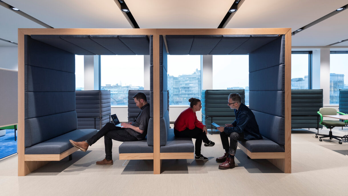 Sitteplasser / arbeidsbåser for mindre møter