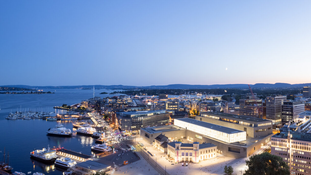 Nasjonalmuseet sett fra oven. Utsikt mot Tjuvholmen. Kveldssituasjon. Foto