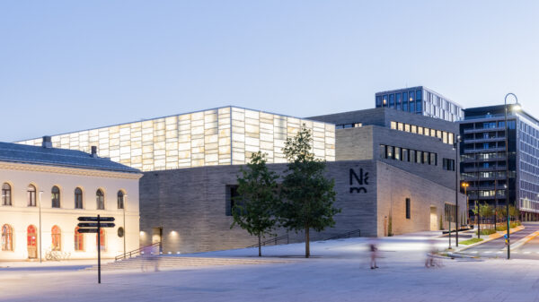 Nasjonalmuseet sett fra Aker brygge i kveldslys.
