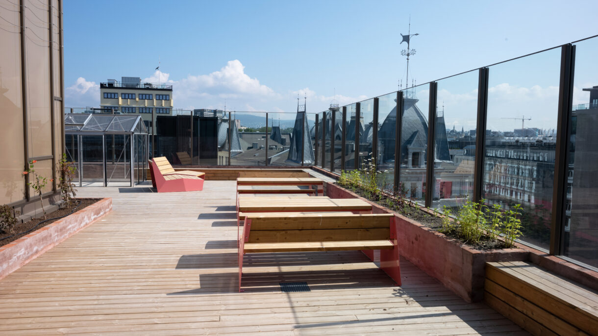Takterrasse med beplantning, møbler og utsikt. Foto