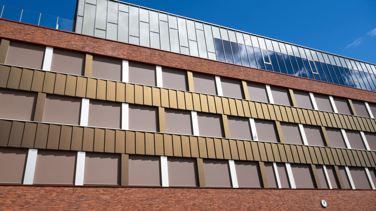 FAsade med solceller og tegl. Foto