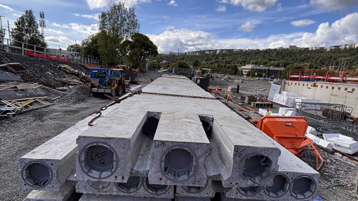 Betongelementer på byggeplass