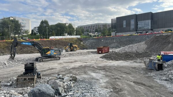 Byggegrop med gravemaskin. Foto.