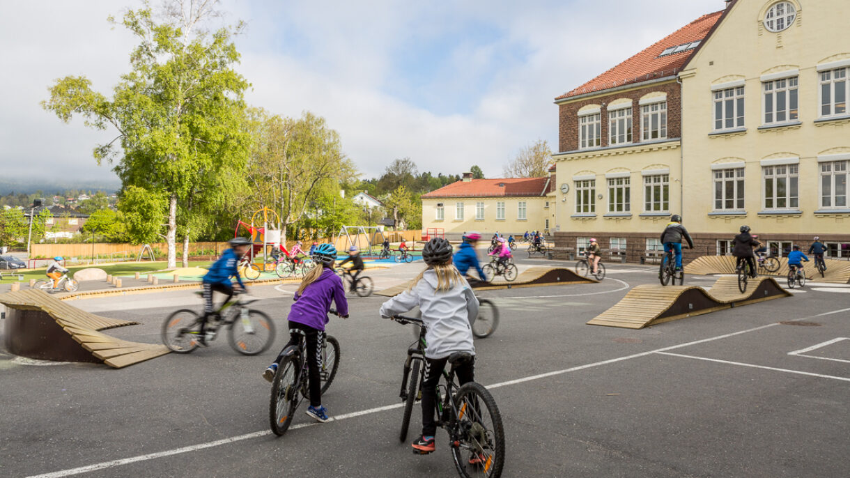 Skolegård med sykkellek