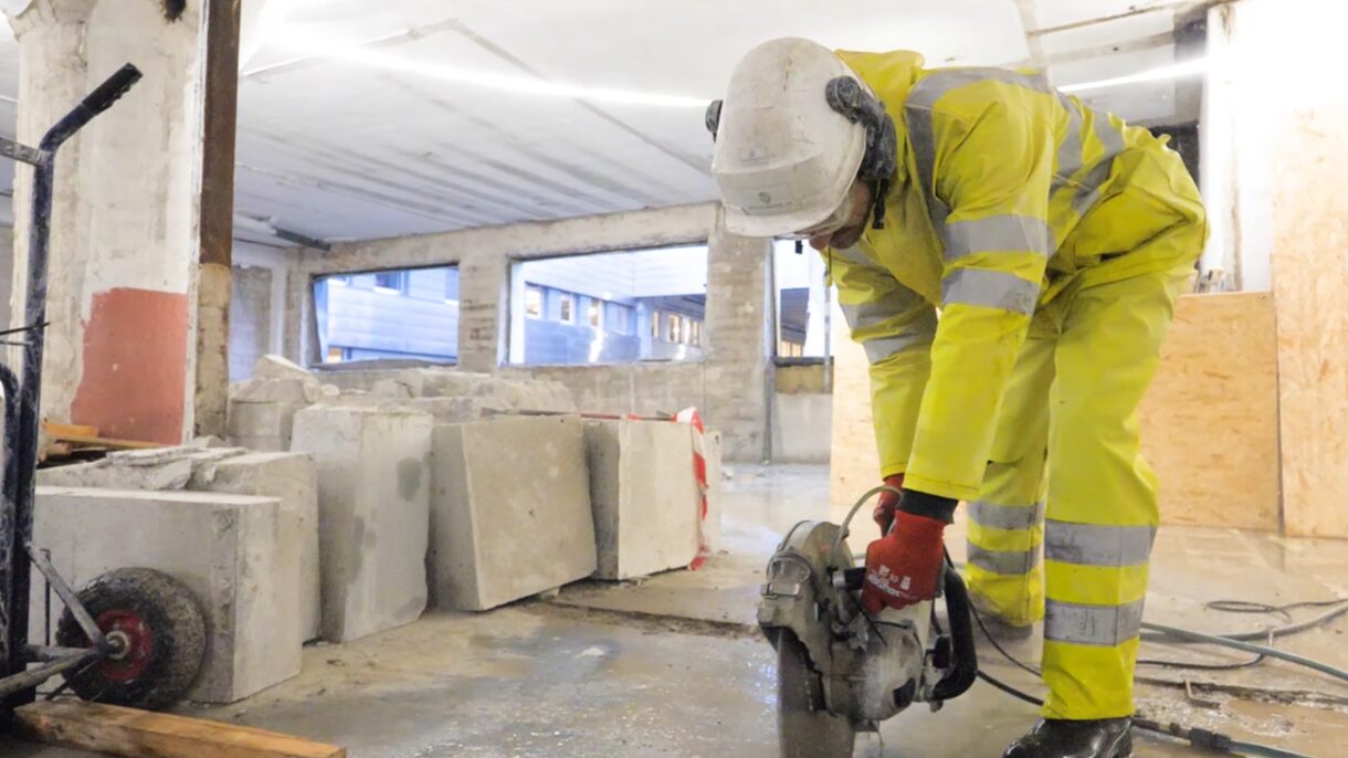 Mann på byggeplass. Foto.