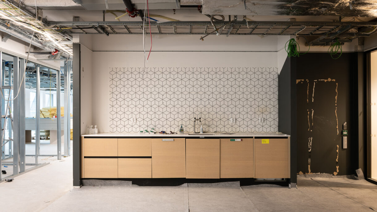 Tekjøkken i kontorløsning før rehabilitering er gjennomført.