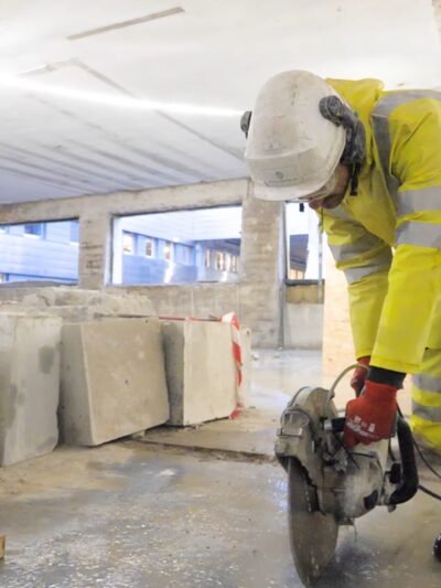 Mann på byggeplass. Foto.