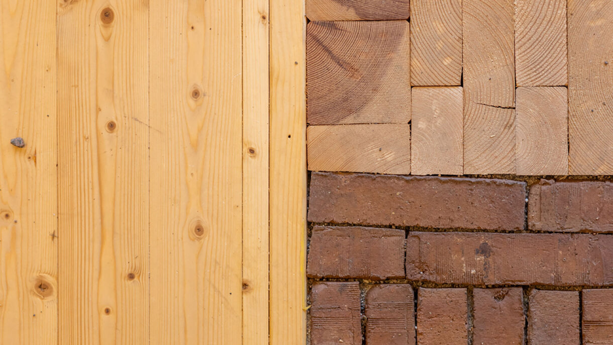 Detalj av gulv med flere materialer. Tegl. Gulvplanker. Kubb. Foto