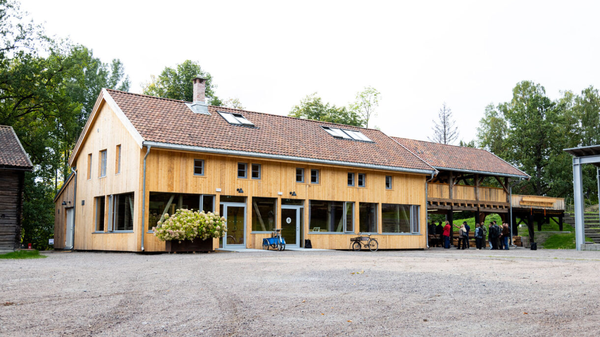 Cerkstedbygg med saltak og vinduer. Foto