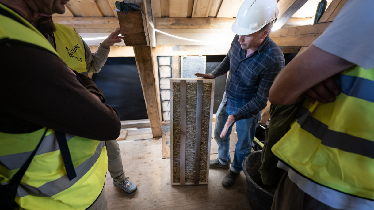 Demonstrasjon av veggelementer av naturlige materialer.