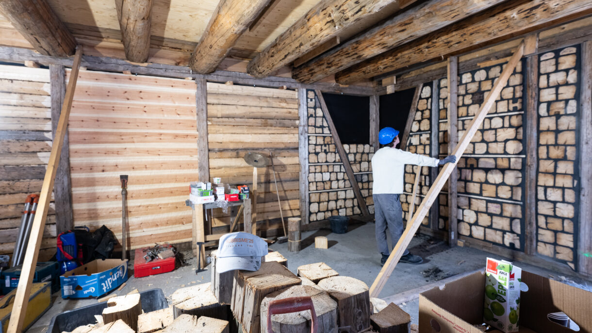 Interiør som viser ulike typer vegger i tre.