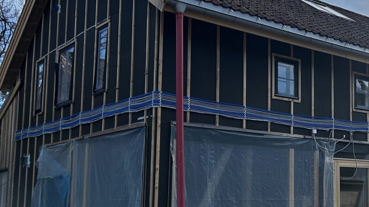 Stemningsrapport fra byggeplassen. Tak og vegger på plass.