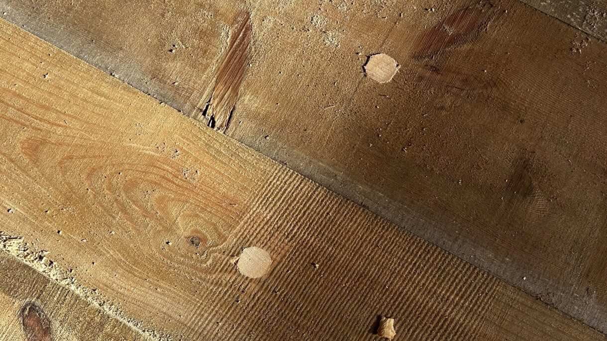 Detalj av gulv med treplugger. Foto.