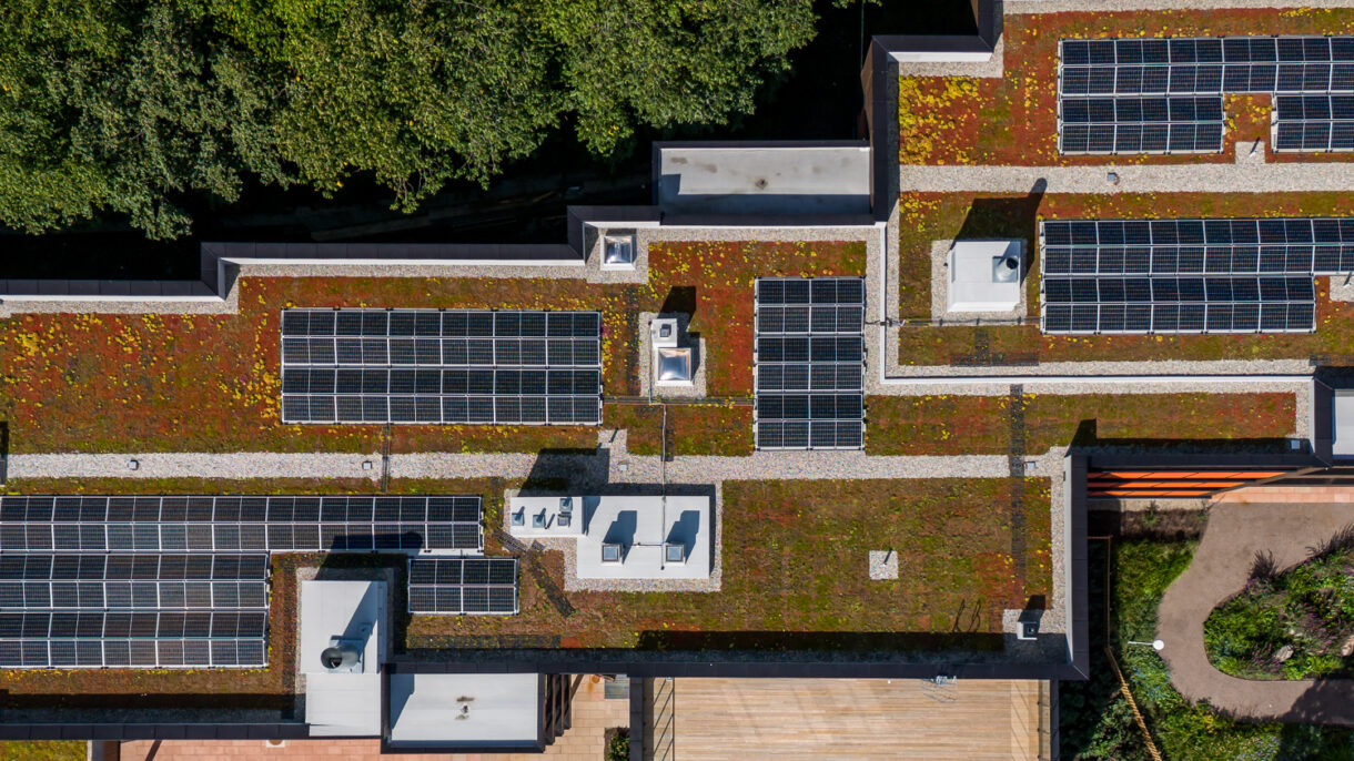 Flyfoto av Tåsenhjemmets tak med sedum og solceller