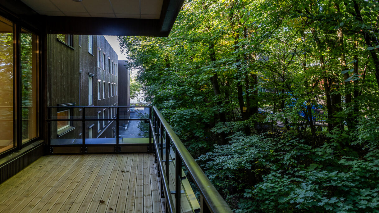 Balkong med utsikt til grøntdrag