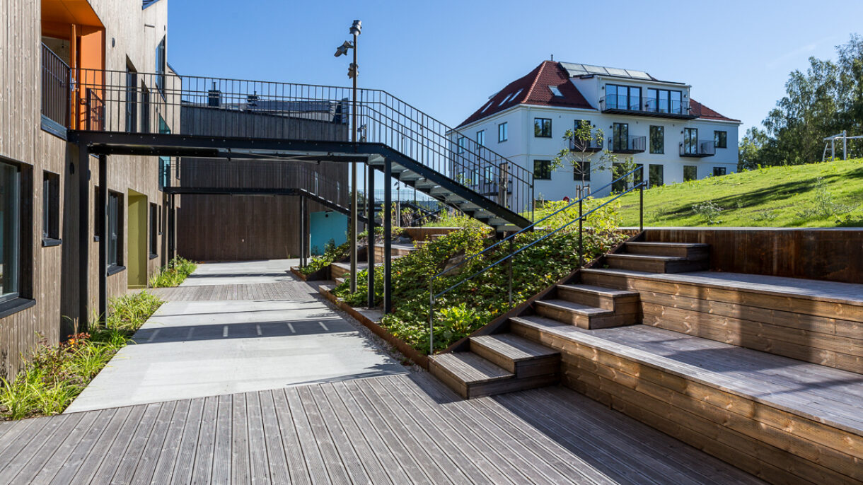 Felles terrasse foran inngangene. Foto