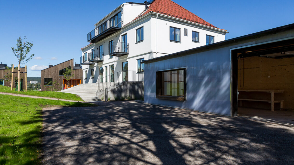 Eksisterende bygg og sykkel-mekke-bod. Foto