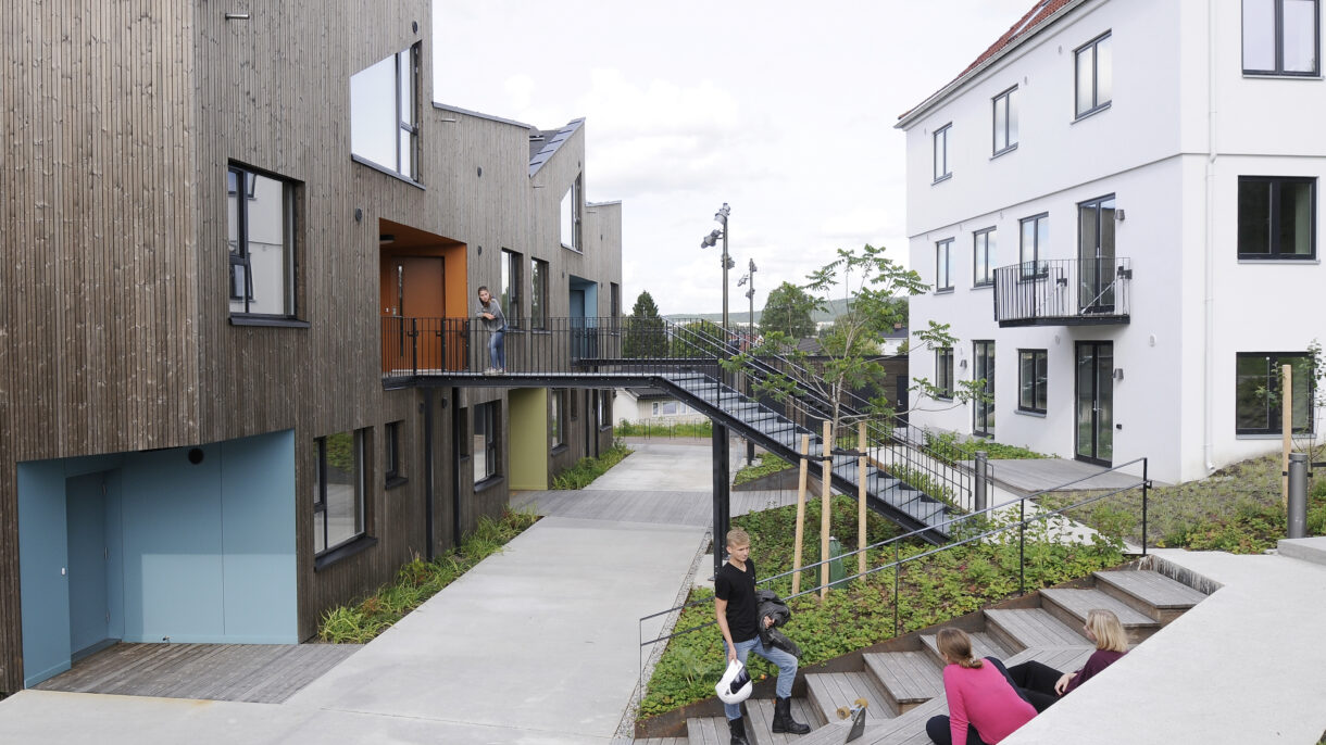 Nybygget i Ulsholtveien 31 og tilstøtende eldre murbygg som ble bevart og rehabilitert.