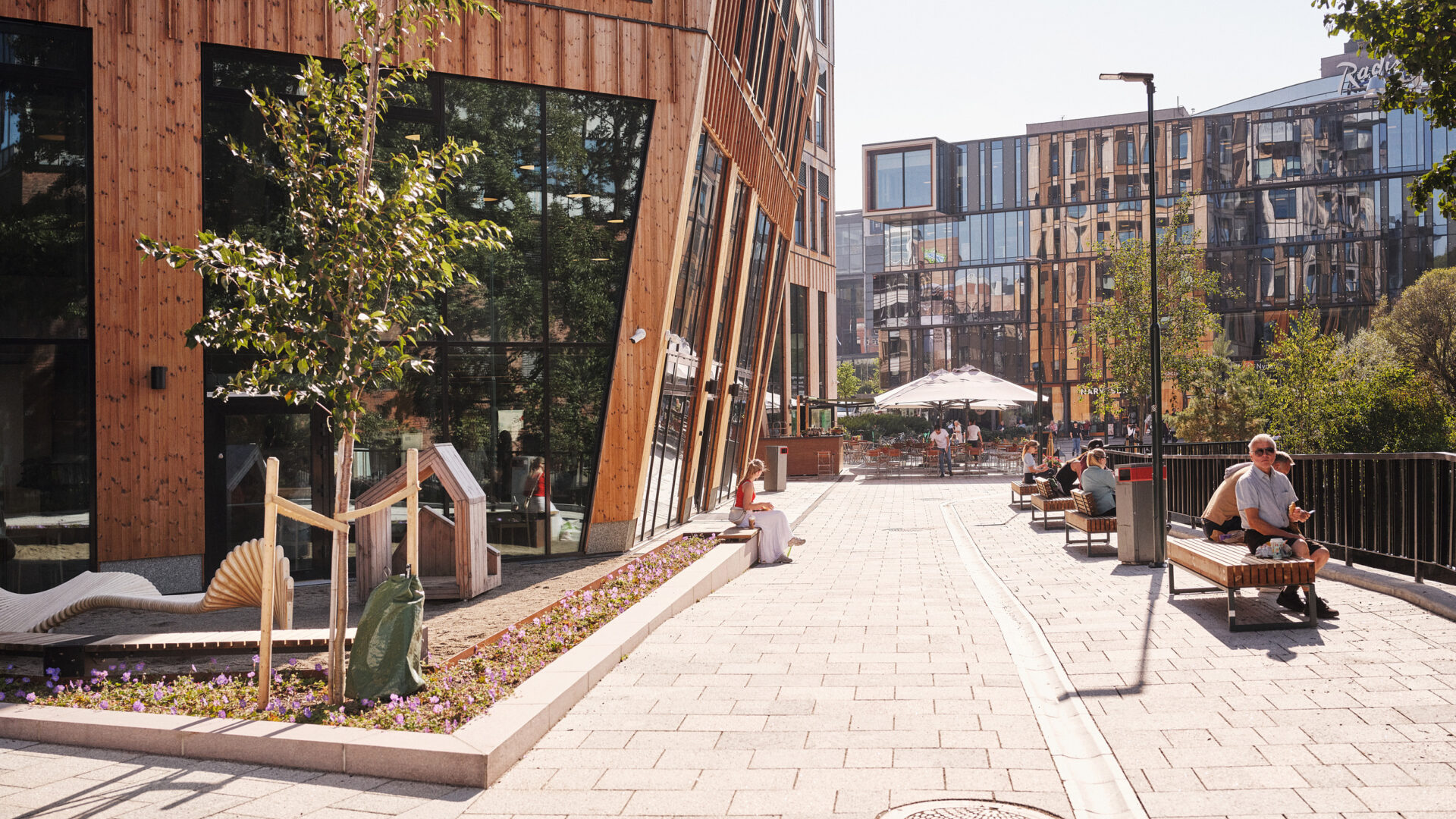 Byliv en sommerdag. Foto.