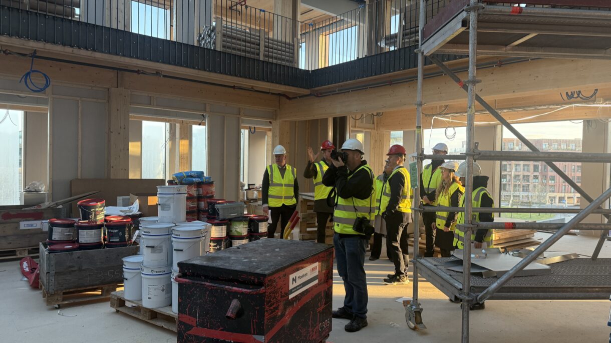 Byggeplassbefaring i kontorbygg under bygging. Foto.