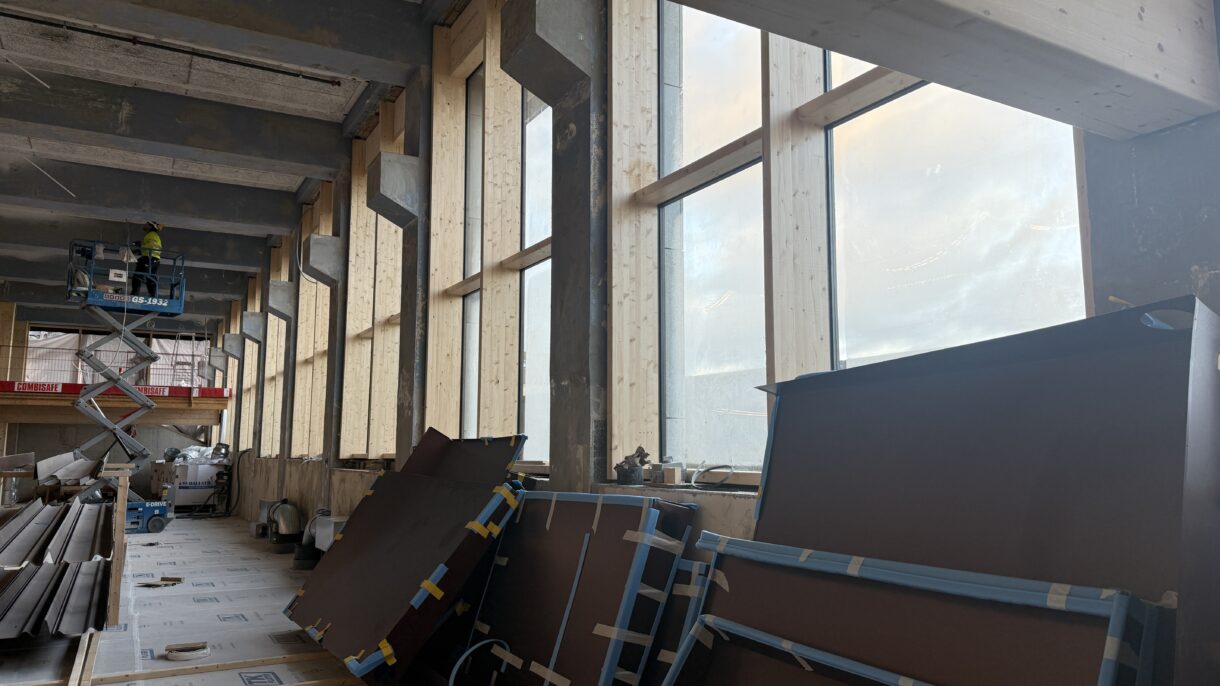 Byggeplass. Kontorbygg. Vegger i tre. Foto