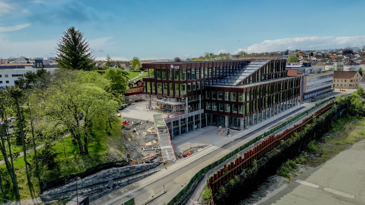 Nesten ferdigstilt bygg og tilstøtende park. Foto
