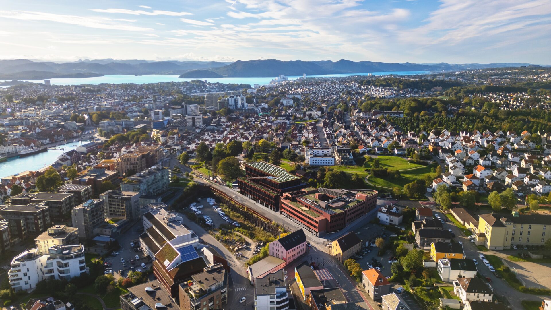 OVersiktsbilde. Kontorbygget og byen. Rendering