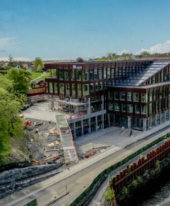 Nesten ferdigstilt bygg og tilstøtende park. Foto