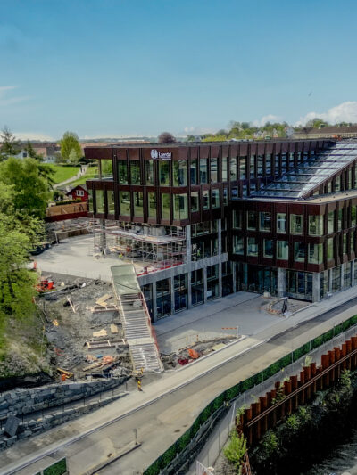 Nesten ferdigstilt bygg og tilstøtende park. Foto