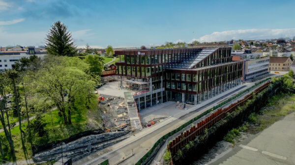 Nesten ferdigstilt bygg og tilstøtende park. Foto