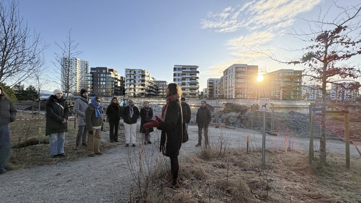 Gruppe på befaring på prosjekt-tomt. Foto.
