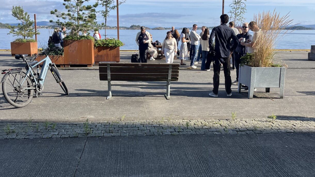 Kaifront. Folk og utemøbler. Foto