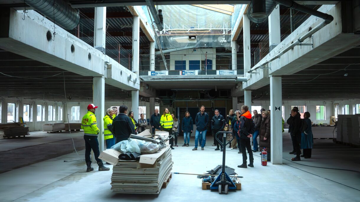 En gruppe på befaring på byggeplassen til prosjektet Spinn