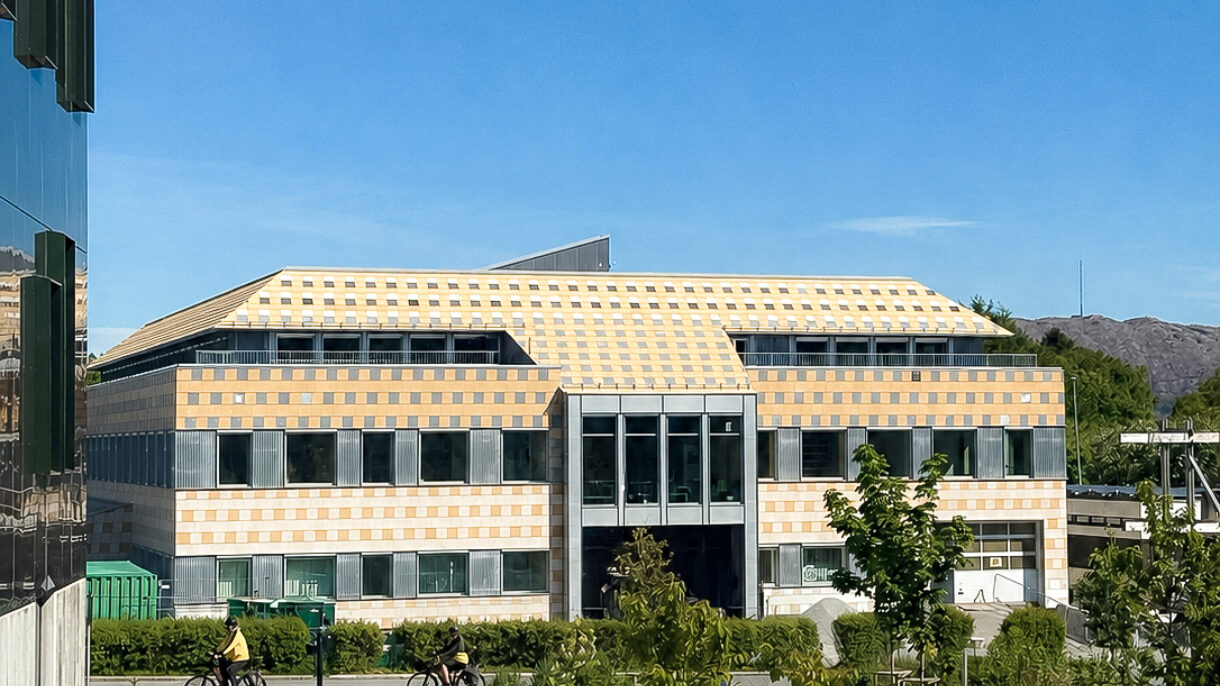 Det nye kontorbygget sett fra nabobygg. Foto