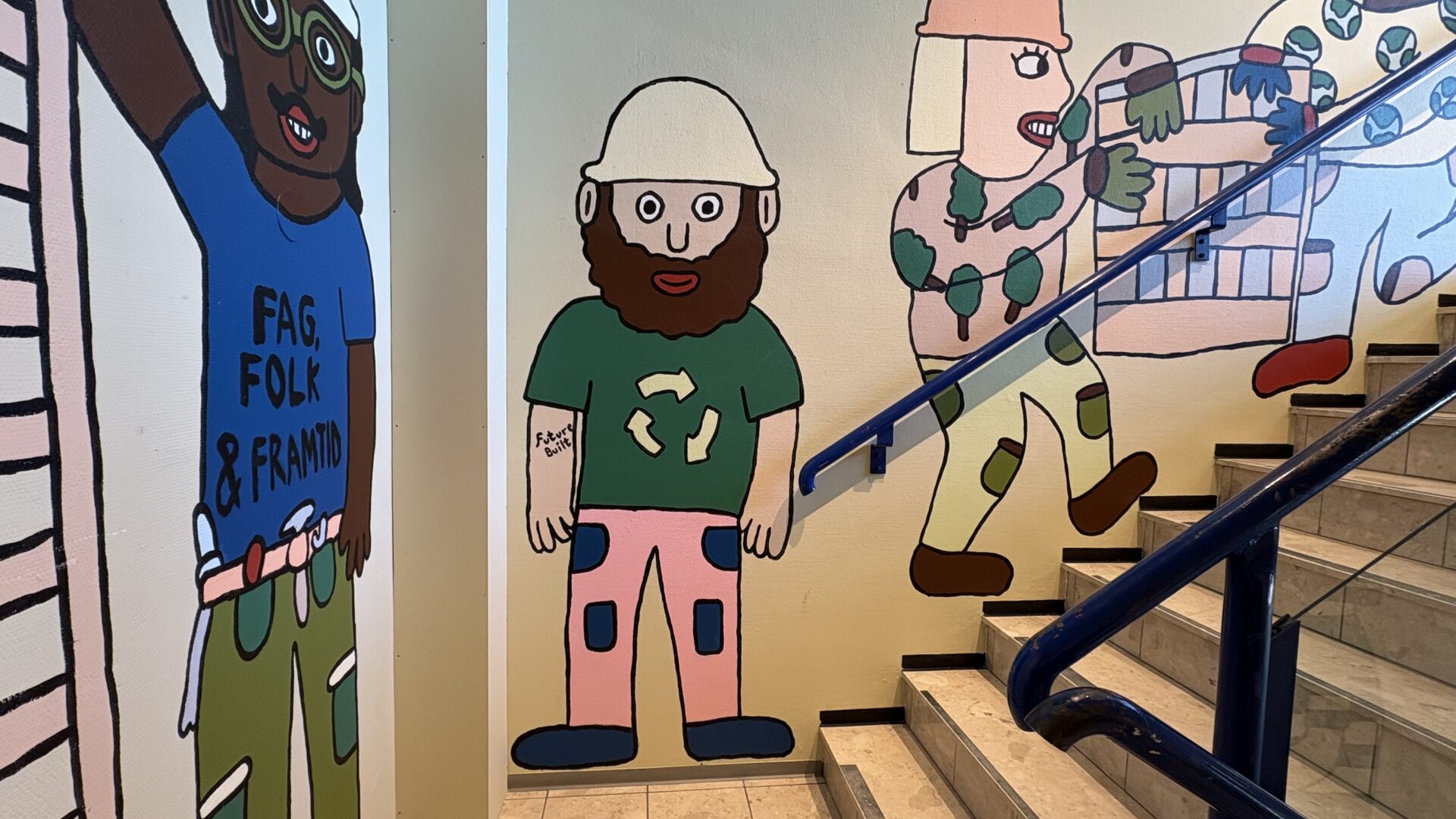 Trapp med malte figurer på vegg, en med FutureBuilt-tatovering.