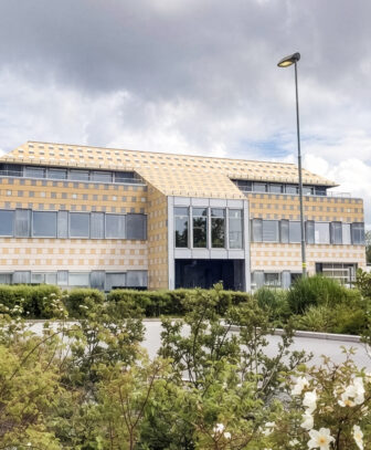 Nytt kontorbygg og beplantning. Foto