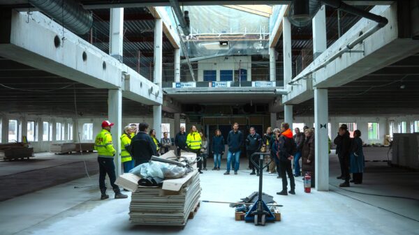 En gruppe på befaring på byggeplassen til prosjektet Spinn