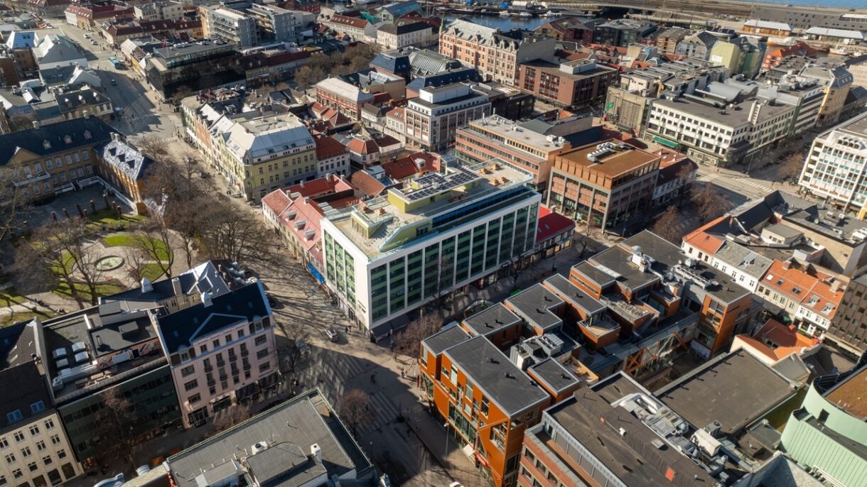 Flyfoto som viser Nordre gate 12 i sentrum av Trondheim