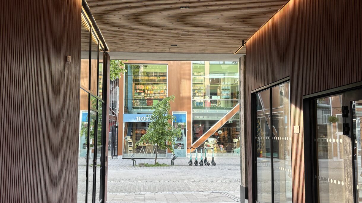 Portrom med utsikt til gate