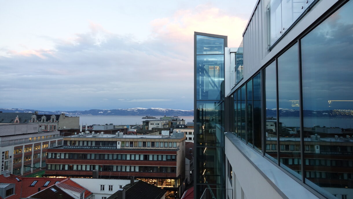 Fasade av bygg og utsikt over Trondheim