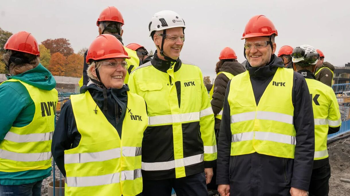 Personer i verneutstyr på byggeplass. Foto.
