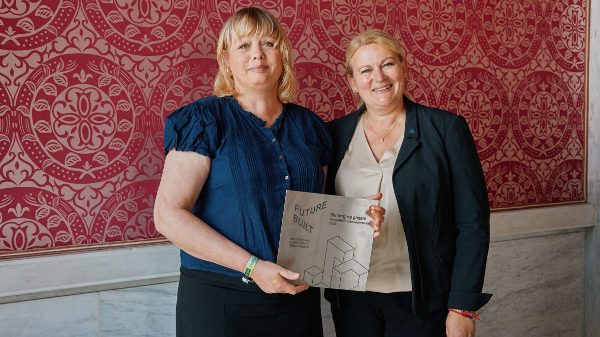 To kvinner med plakett. Foto.
