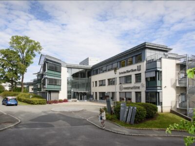 Bygg med noe beplantning rundt. Fotografi.