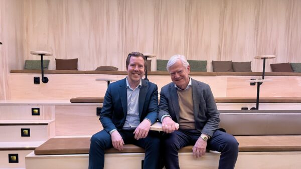 To menn sitter på en benk. Foto.