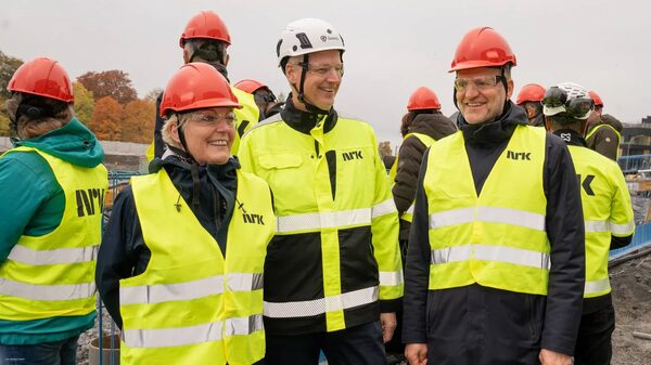 Personer i verneutstyr på byggeplass. Foto.