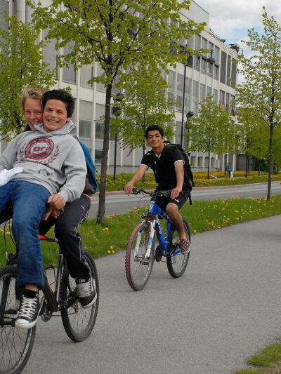 Gutter som sykler på gangveg